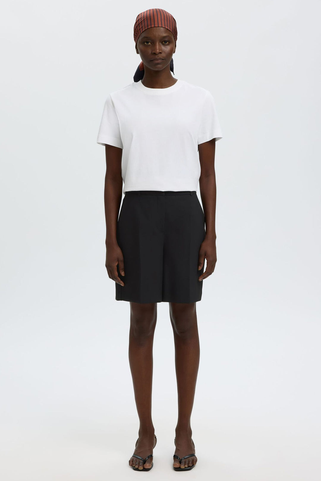 Selected Femme Rita HW shorts black – skræddersyede shorts med høj talje og pressefolder.