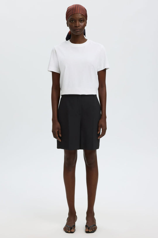 Selected Femme Rita HW shorts black – skræddersyede shorts med høj talje og pressefolder.