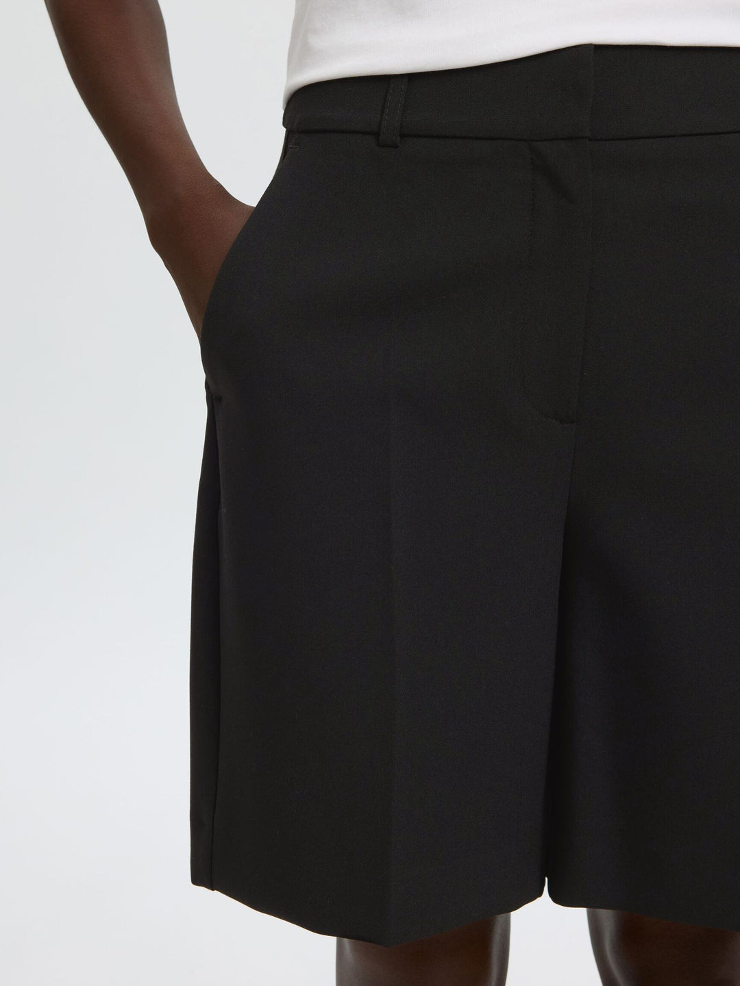 Selected Femme Rita HW shorts black – skræddersyede shorts med høj talje og pressefolder.