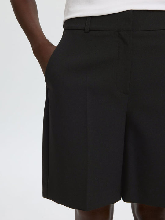 Selected Femme Rita HW shorts black – skræddersyede shorts med høj talje og pressefolder.