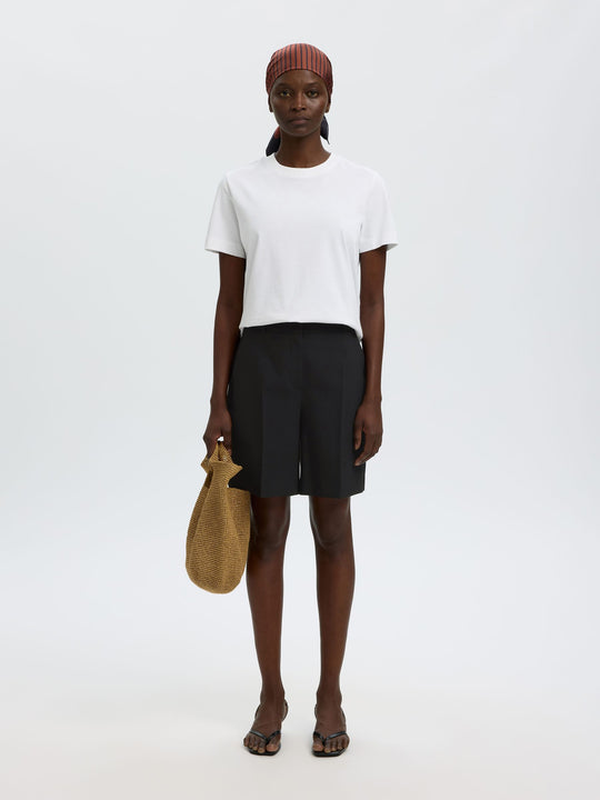 Selected Femme Rita HW shorts black – skræddersyede shorts med høj talje og pressefolder.