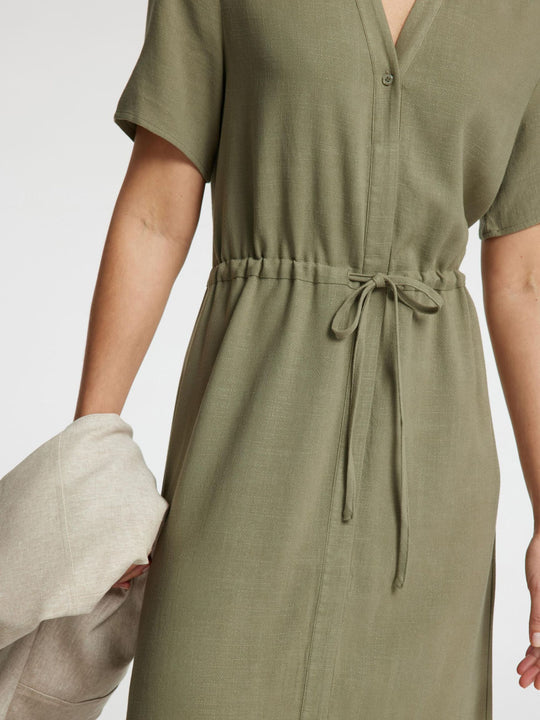 Selected Femme Viva-Damina SS Ankle Sun Dress i hørblanding med V-hals, skjulte knapper, korte ærmer og løbesnorslukning i taljen.