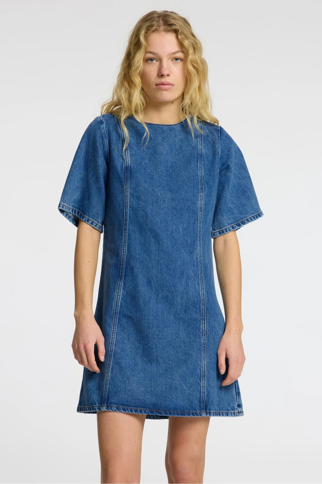 Selected Femme Frie 2/4 Short Dress i medium blue denim – stenvasket denimkjole med rund hals, 2/4-ærmer og lynlåslukning bagpå.
