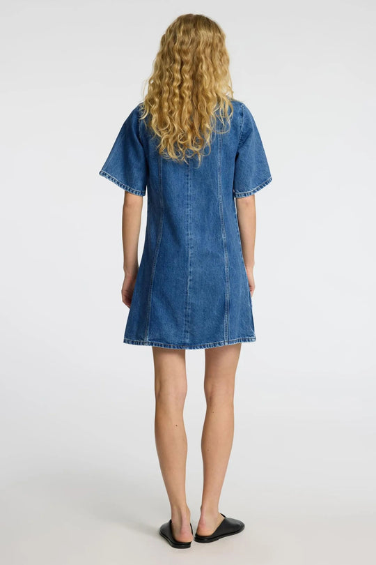 Selected Femme Frie 2/4 Short Dress i medium blue denim – stenvasket denimkjole med rund hals, 2/4-ærmer og lynlåslukning bagpå.
