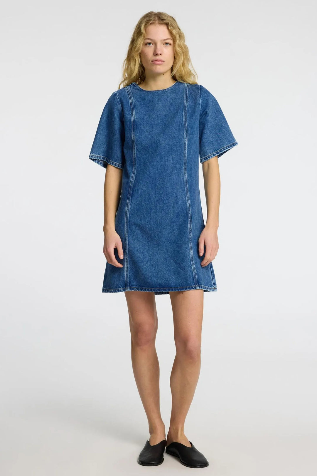 Selected Femme Frie 2/4 Short Dress i medium blue denim – stenvasket denimkjole med rund hals, 2/4-ærmer og lynlåslukning bagpå.
