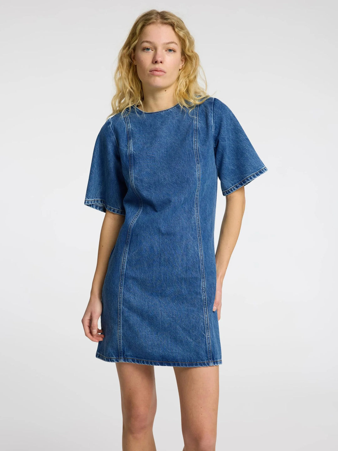 Selected Femme Frie 2/4 Short Dress i medium blue denim – stenvasket denimkjole med rund hals, 2/4-ærmer og lynlåslukning bagpå.
