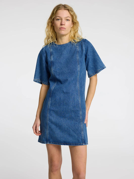 Selected Femme Frie 2/4 Short Dress i medium blue denim – stenvasket denimkjole med rund hals, 2/4-ærmer og lynlåslukning bagpå.
