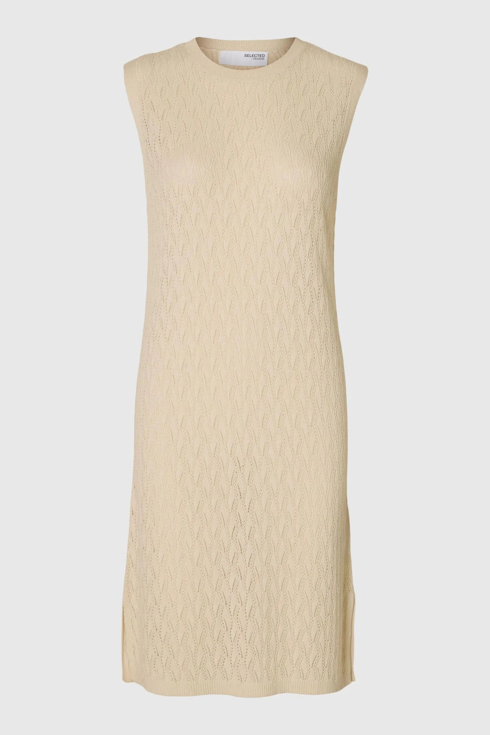 Selected Femme Agny SL Knit Dress i birch – strikkjole i hæklet stil med rund hals, ribkanter og slids i siden. Regular fit og uforet.

