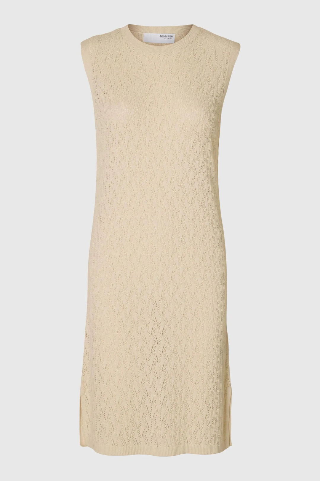 Selected Femme Agny SL Knit Dress i birch – strikkjole i hæklet stil med rund hals, ribkanter og slids i siden. Regular fit og uforet.
