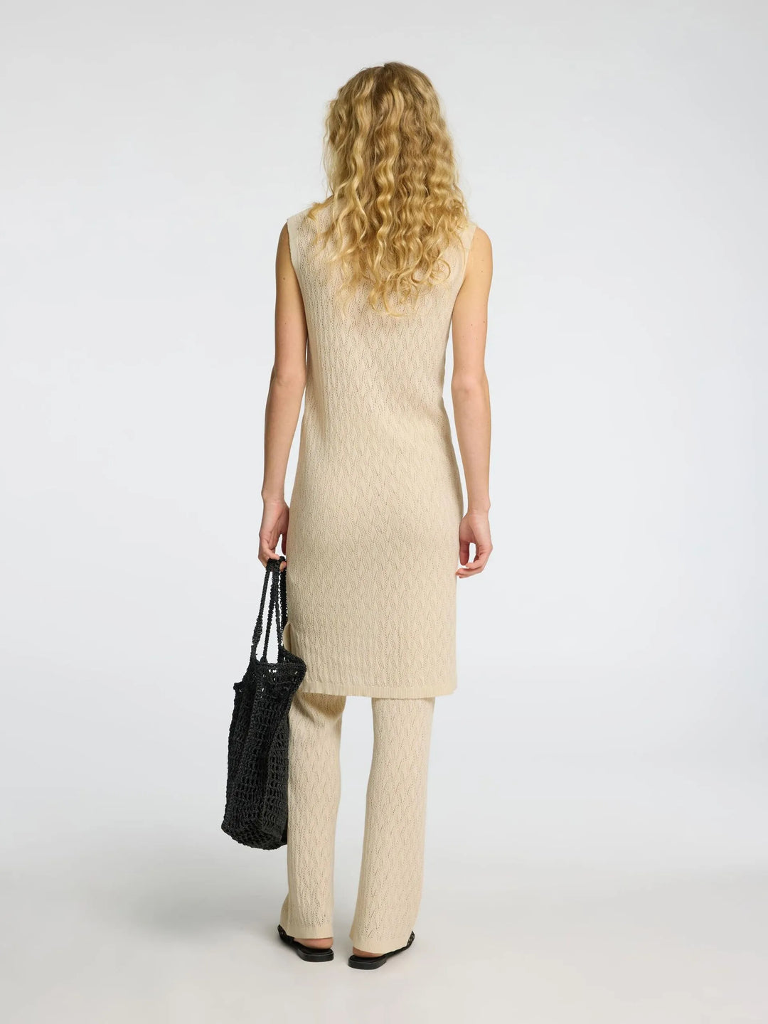 Selected Femme Agny SL Knit Dress i birch – strikkjole i hæklet stil med rund hals, ribkanter og slids i siden. Regular fit og uforet.
