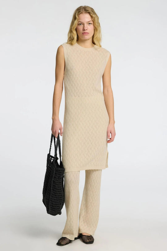 Selected Femme Agny SL Knit Dress i birch – strikkjole i hæklet stil med rund hals, ribkanter og slids i siden. Regular fit og uforet.

