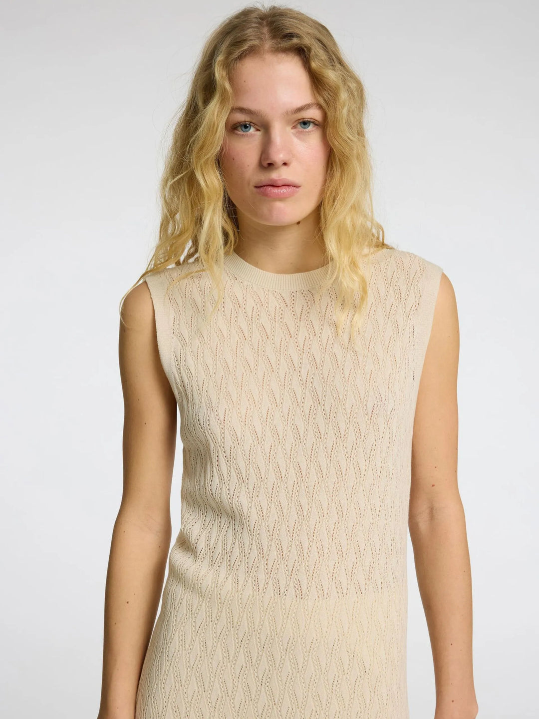 Selected Femme Agny SL Knit Dress i birch – strikkjole i hæklet stil med rund hals, ribkanter og slids i siden. Regular fit og uforet.

