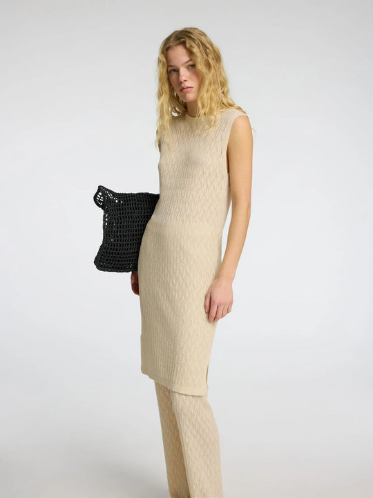 Selected Femme Agny SL Knit Dress i birch – strikkjole i hæklet stil med rund hals, ribkanter og slids i siden. Regular fit og uforet.
