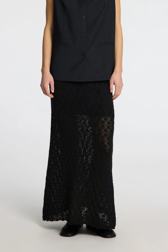 Selected Femme Niva HW Knit Skirt i black med højtaljet elastisk linning, delvist foret og hæklet mønster – strikket maxinederdel med cool vintage-look.

