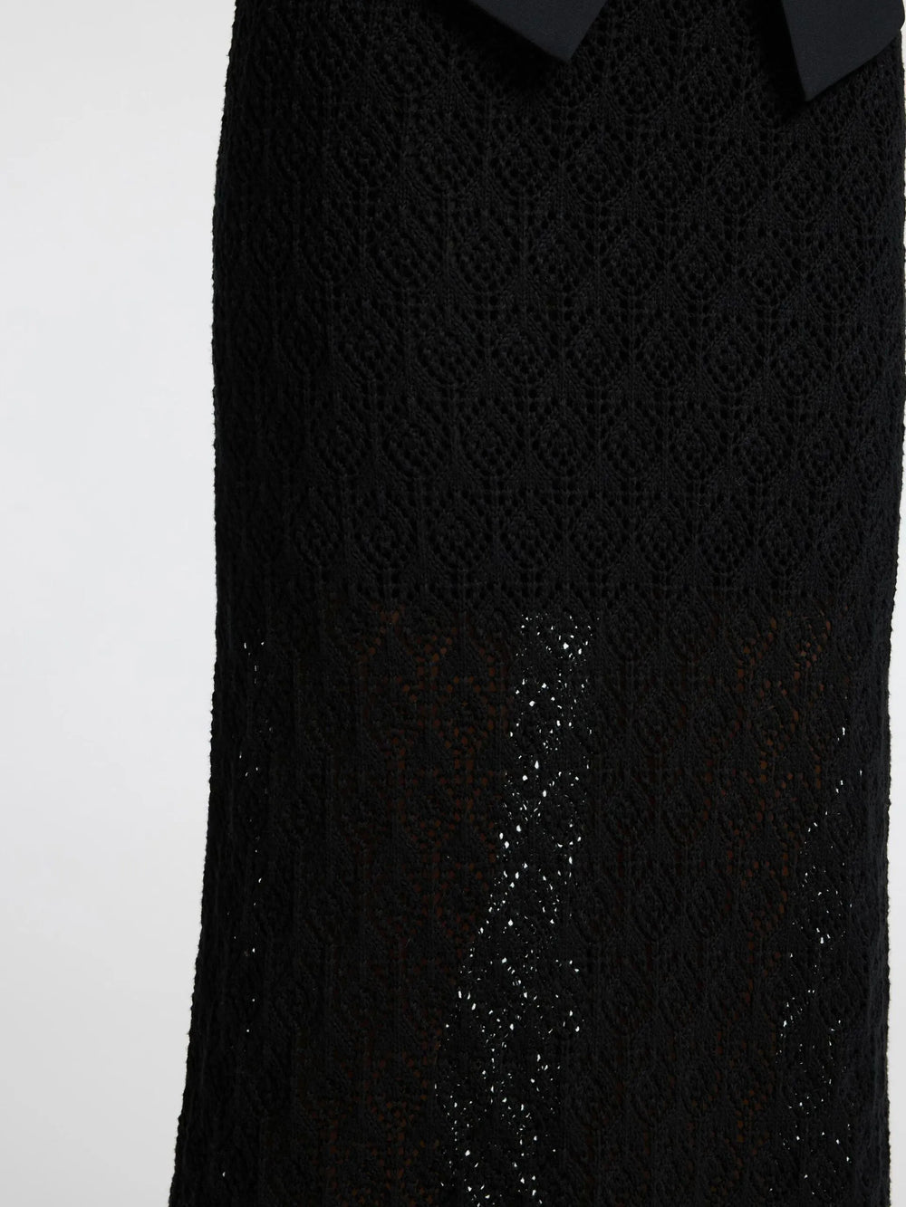 Selected Femme Niva HW Knit Skirt i black med højtaljet elastisk linning, delvist foret og hæklet mønster – strikket maxinederdel med cool vintage-look.
