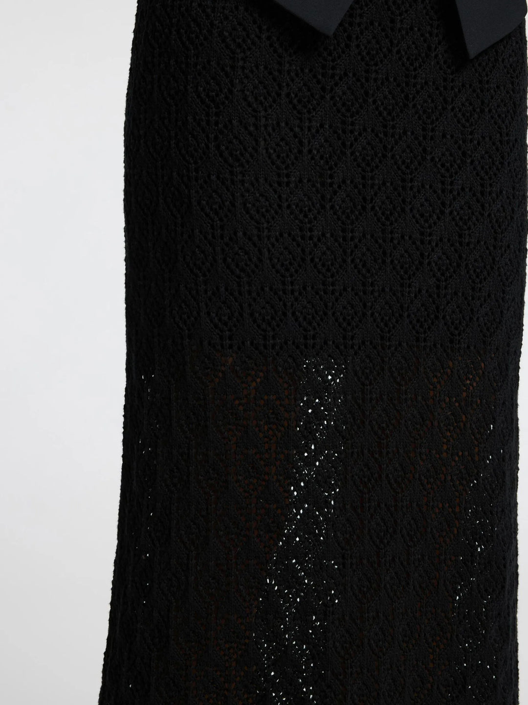 Selected Femme Niva HW Knit Skirt i black med højtaljet elastisk linning, delvist foret og hæklet mønster – strikket maxinederdel med cool vintage-look.
