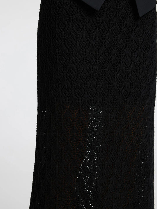 Selected Femme Niva HW Knit Skirt i black med højtaljet elastisk linning, delvist foret og hæklet mønster – strikket maxinederdel med cool vintage-look.
