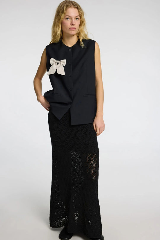 Selected Femme Niva HW Knit Skirt i black med højtaljet elastisk linning, delvist foret og hæklet mønster – strikket maxinederdel med cool vintage-look.
