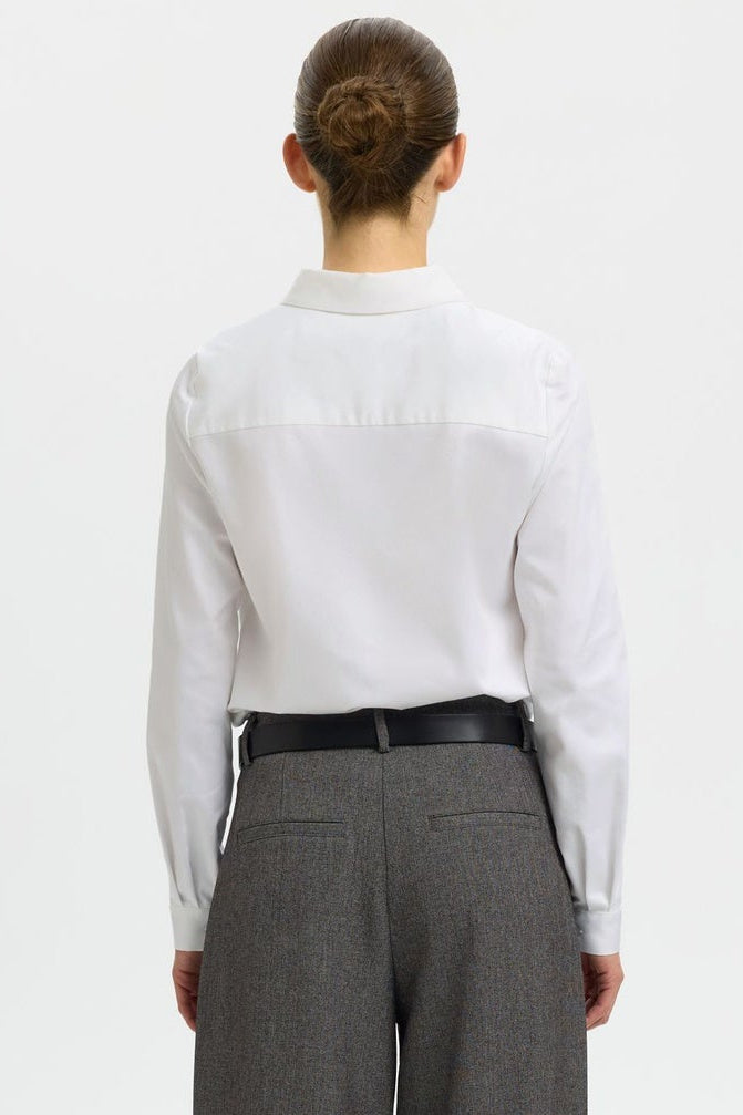 Selected Femme tætsiddende langærmet skjorte i bright white – krave, knaplukning foran, lange ærmer med manchetter og figursyet silhuet. 
