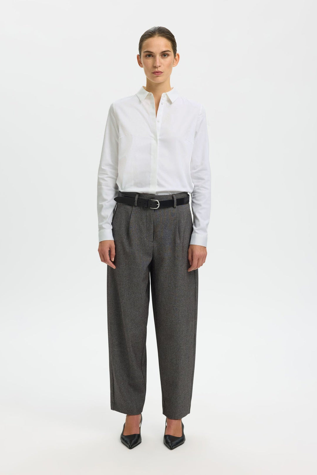 Selected Femme tætsiddende langærmet skjorte i bright white – krave, knaplukning foran, lange ærmer med manchetter og figursyet silhuet. 
