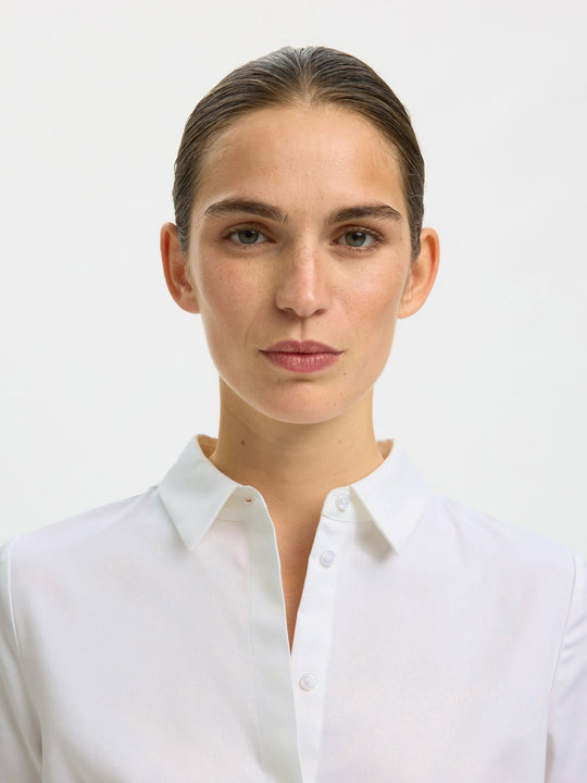 Selected Femme tætsiddende langærmet skjorte i bright white – krave, knaplukning foran, lange ærmer med manchetter og figursyet silhuet. 
