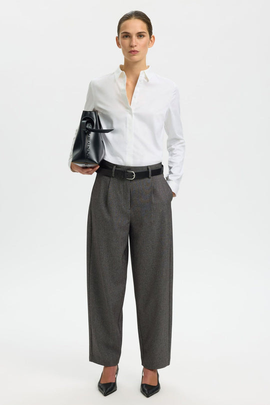 Selected Femme tætsiddende langærmet skjorte i bright white – krave, knaplukning foran, lange ærmer med manchetter og figursyet silhuet. 
