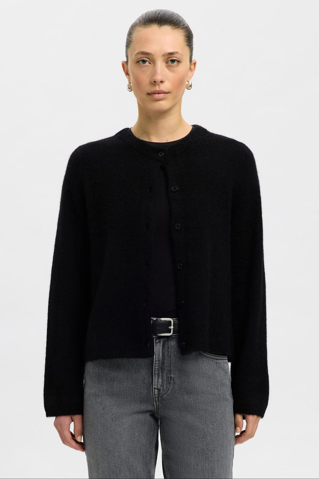 Selected Femme Lulu New LS Knit Short cardigan i sort med rund hals, knaplukning og ribstrikkede kanter.
