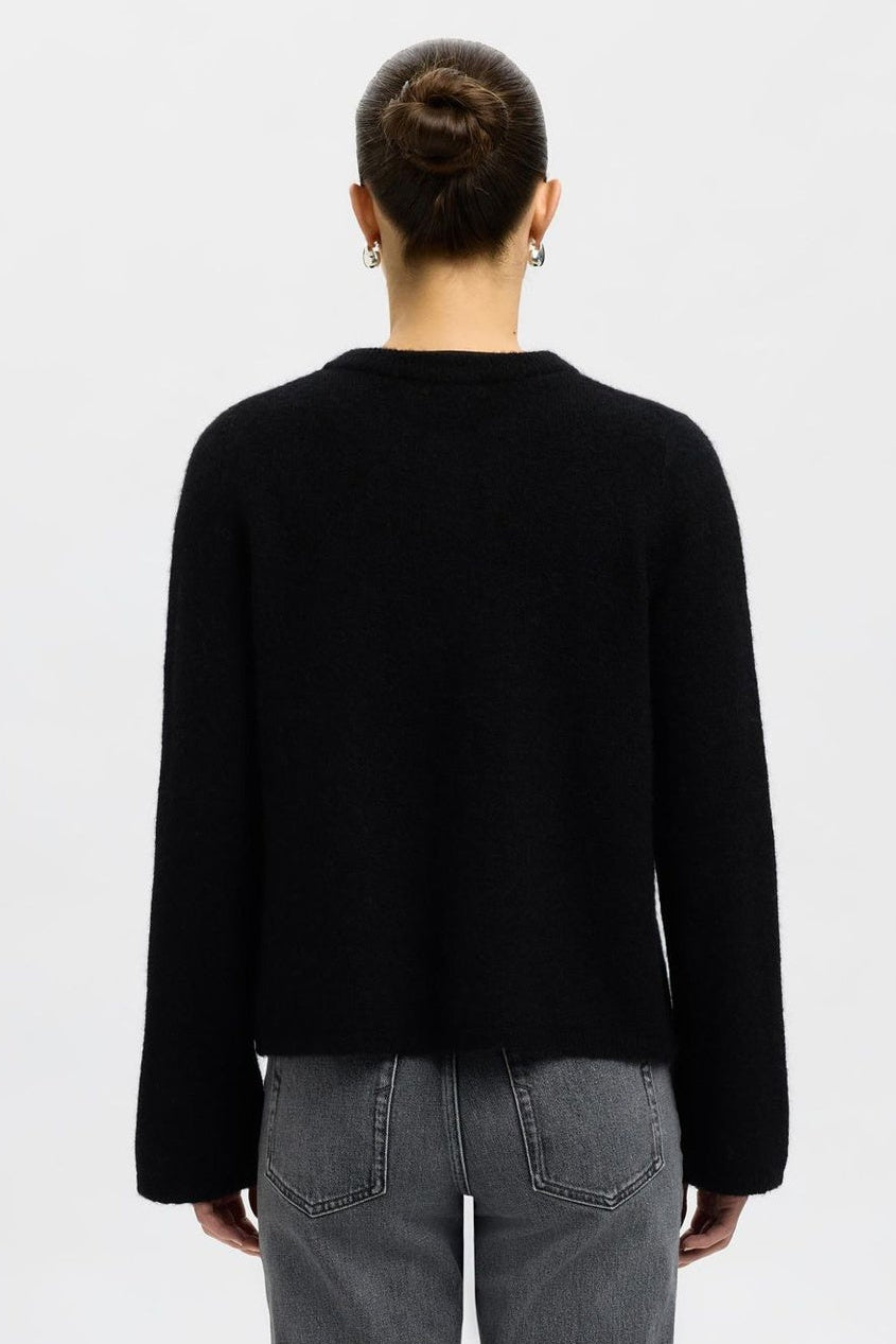 Selected Femme Lulu New LS Knit Short cardigan i sort med rund hals, knaplukning og ribstrikkede kanter.
