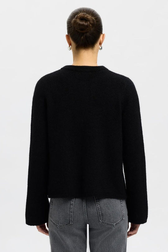 Selected Femme Lulu New LS Knit Short cardigan i sort med rund hals, knaplukning og ribstrikkede kanter.
