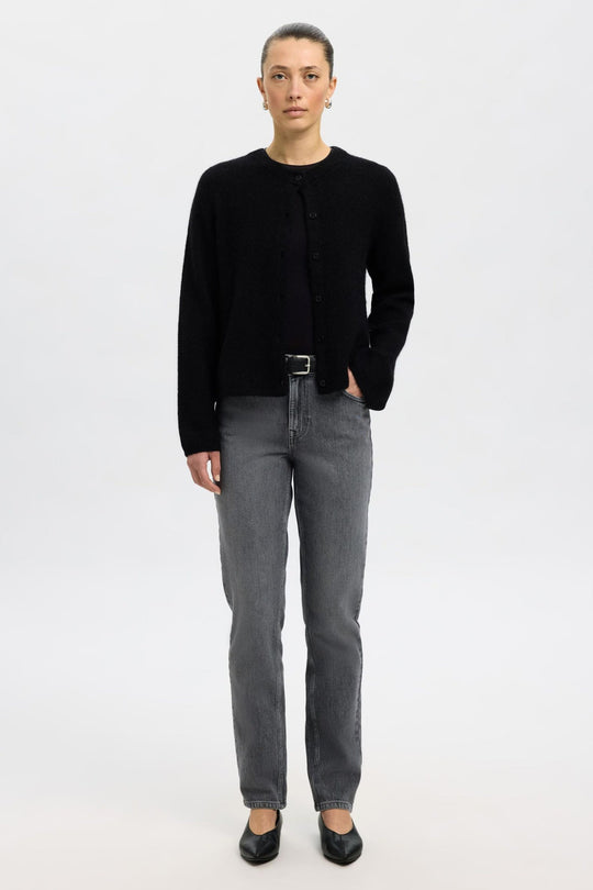 Selected Femme Lulu New LS Knit Short cardigan i sort med rund hals, knaplukning og ribstrikkede kanter.
