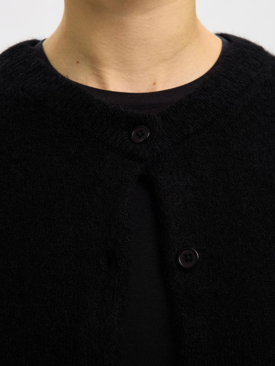 Selected Femme Lulu New LS Knit Short cardigan i sort med rund hals, knaplukning og ribstrikkede kanter.
