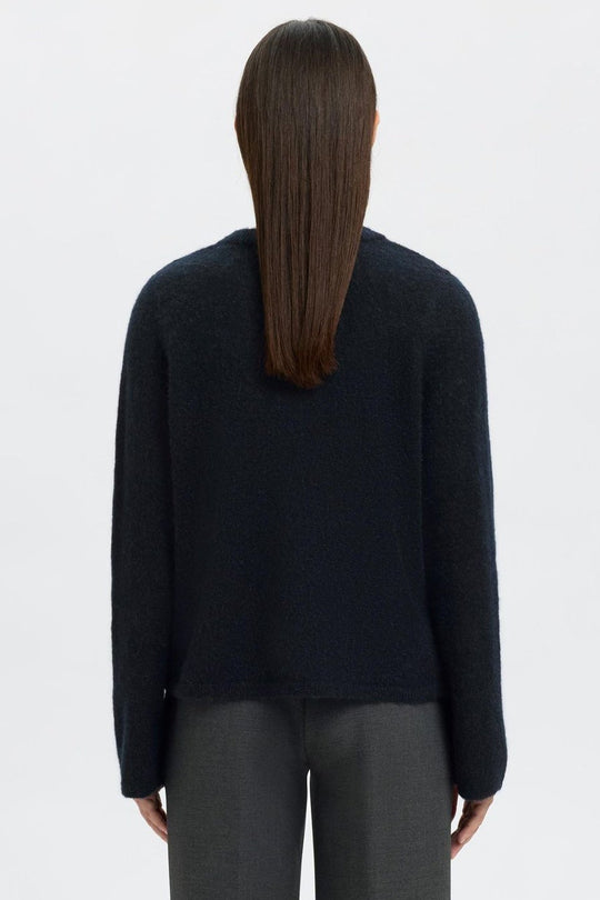 Selected Femme Lulu New LS Knit Short cardigan i dark sapphire melange med rund hals, knaplukning og ribkanter.
