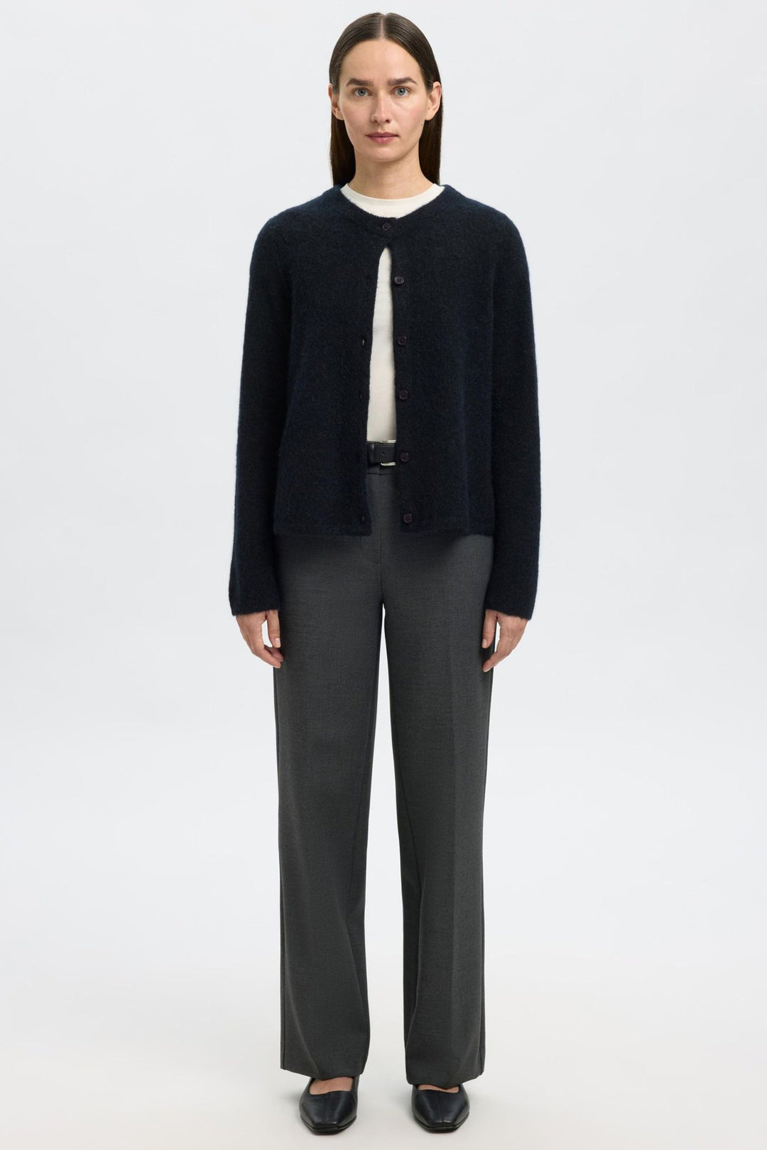 Selected Femme Lulu New LS Knit Short cardigan i dark sapphire melange med rund hals, knaplukning og ribkanter.
