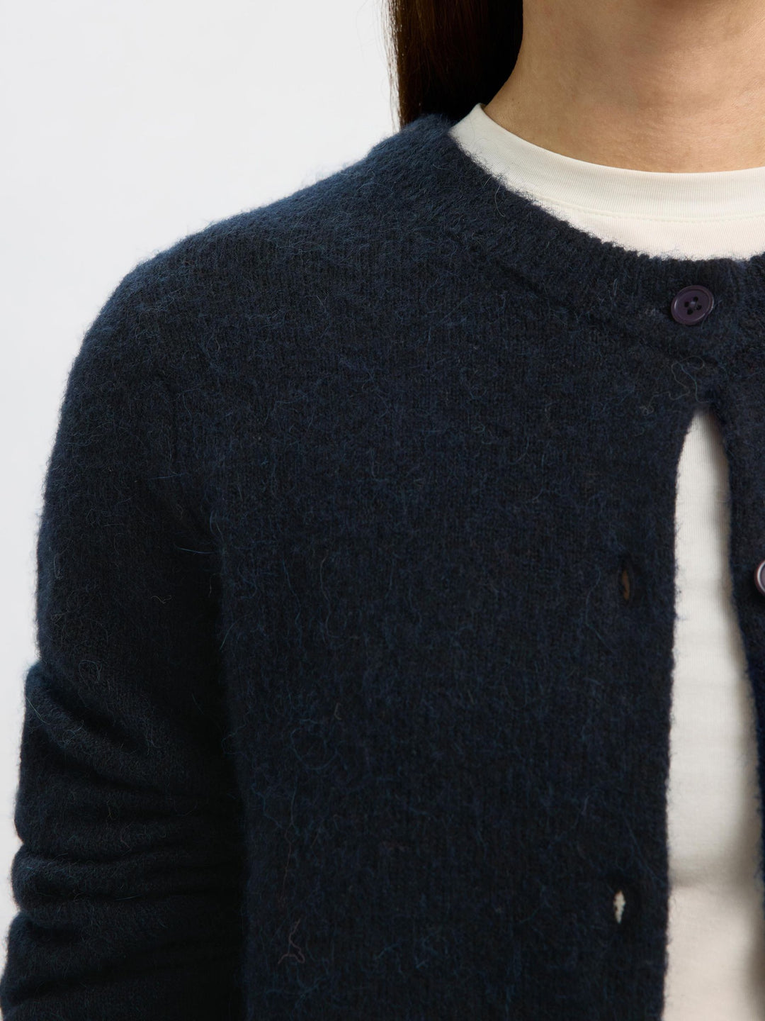 Selected Femme Lulu New LS Knit Short cardigan i dark sapphire melange med rund hals, knaplukning og ribkanter.
