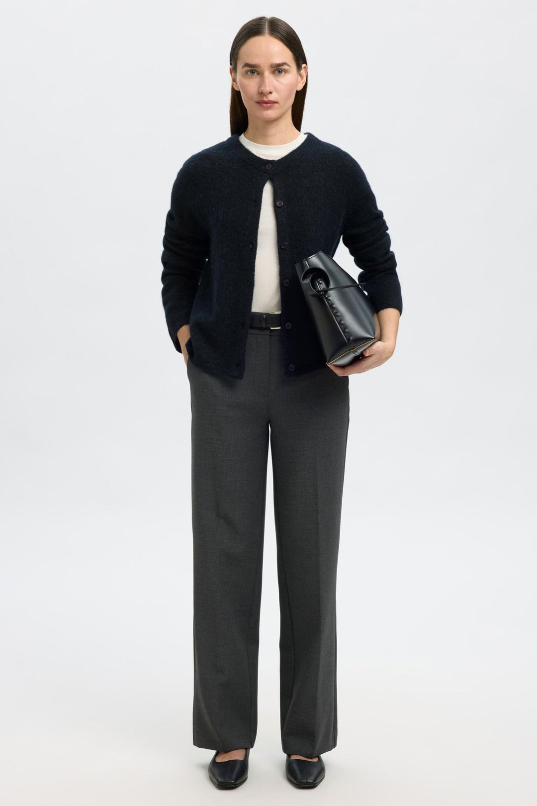 Selected Femme Lulu New LS Knit Short cardigan i dark sapphire melange med rund hals, knaplukning og ribkanter.
