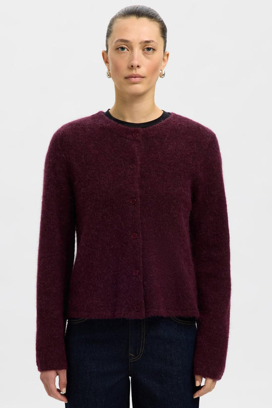 Selected Femme Lulu LS Knit Short cardigan i fig melange med rund hals, knapper, raglanærmer og ribkanter.
