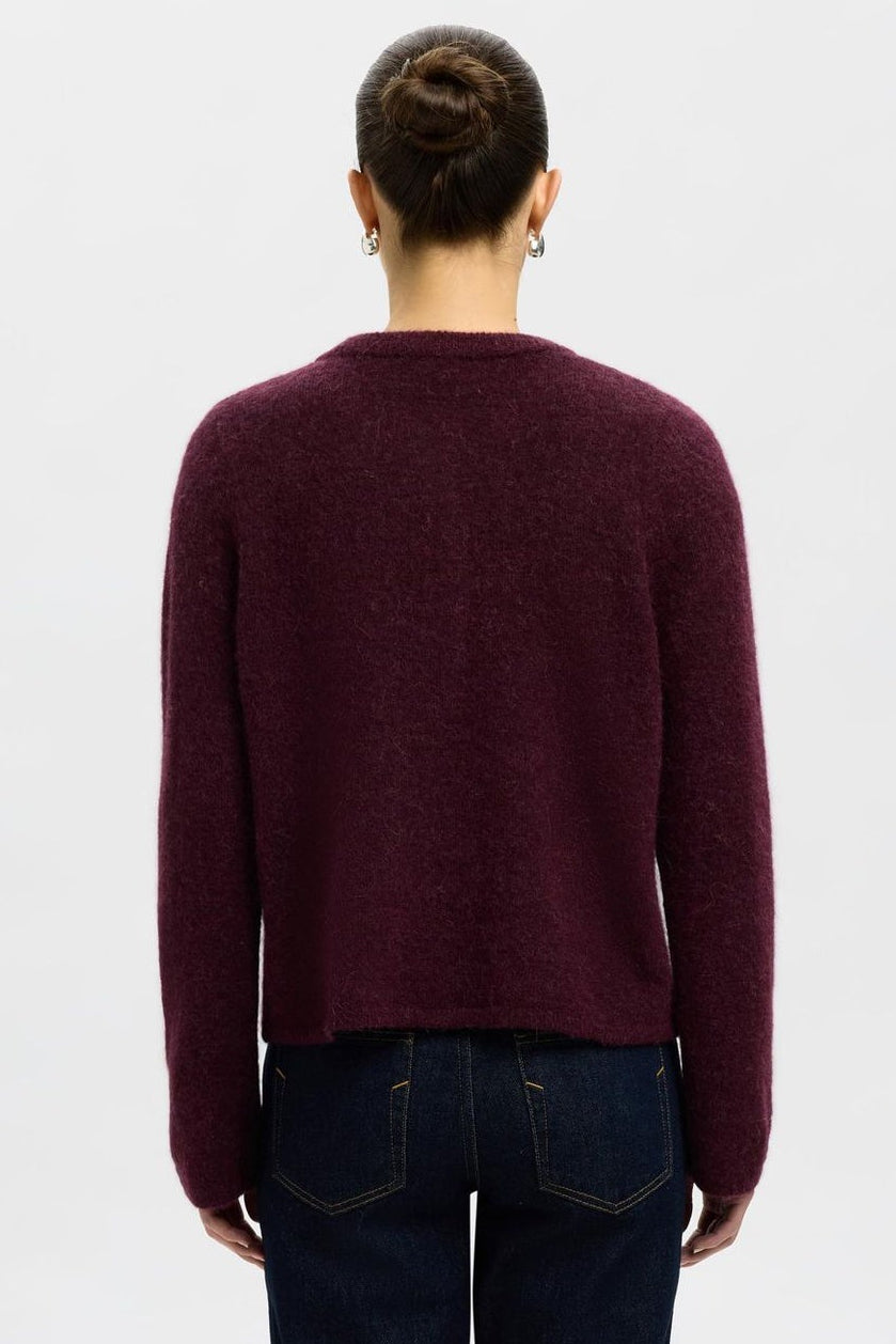 Selected Femme Lulu LS Knit Short cardigan i fig melange med rund hals, knapper, raglanærmer og ribkanter.
