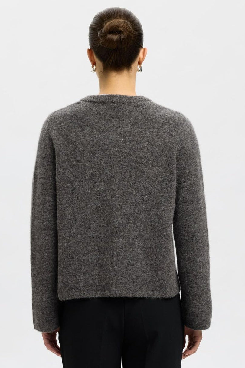 Selected Femme Lulu New LS Knit Short cardigan i medium grey melange – kort cardigan i blød uldblanding med rund hals, knaplukning og ribkanter.
