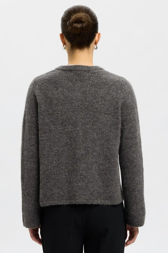 Selected Femme Lulu New LS Knit Short cardigan i medium grey melange – kort cardigan i blød uldblanding med rund hals, knaplukning og ribkanter.
