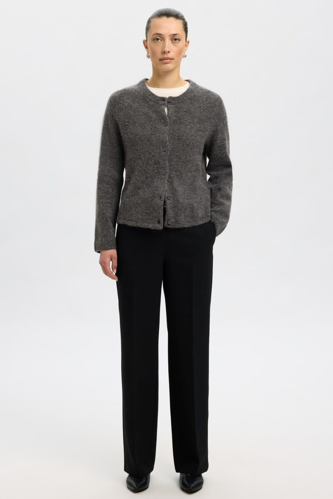 Selected Femme Lulu New LS Knit Short cardigan i medium grey melange – kort cardigan i blød uldblanding med rund hals, knaplukning og ribkanter.
