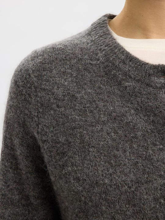 Selected Femme Lulu New LS Knit Short cardigan i medium grey melange – kort cardigan i blød uldblanding med rund hals, knaplukning og ribkanter.
