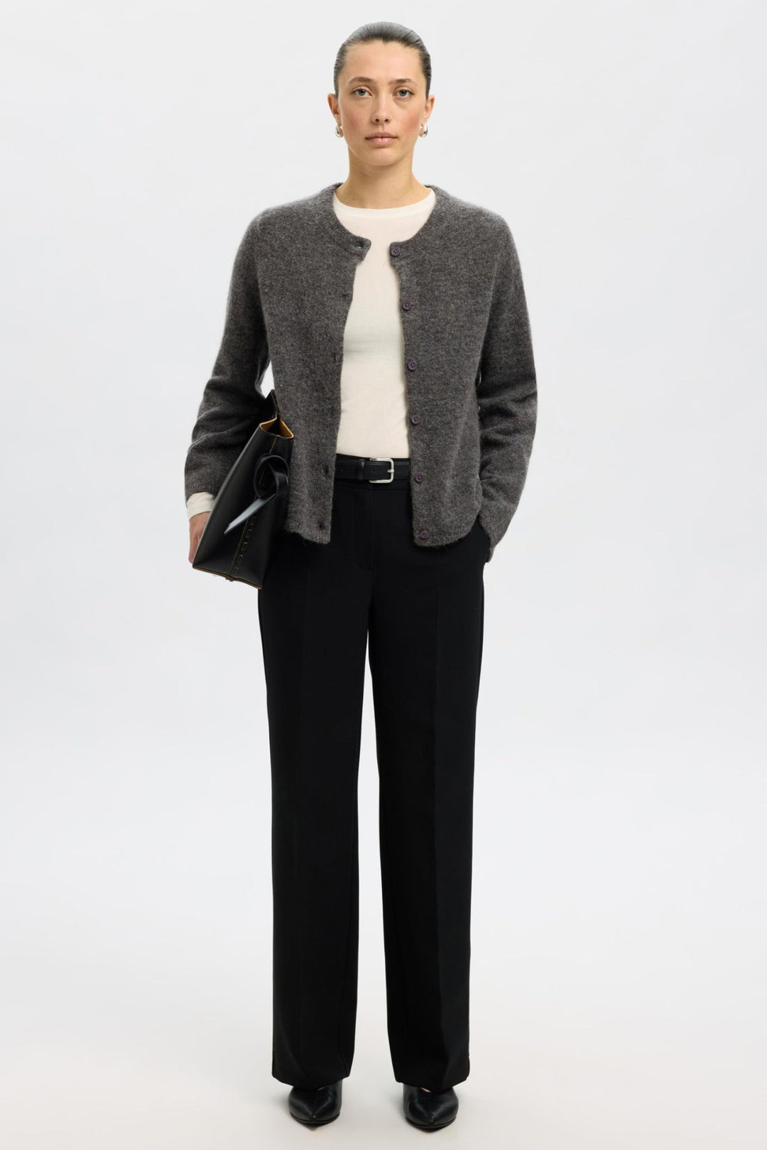 Selected Femme Lulu New LS Knit Short cardigan i medium grey melange – kort cardigan i blød uldblanding med rund hals, knaplukning og ribkanter.
