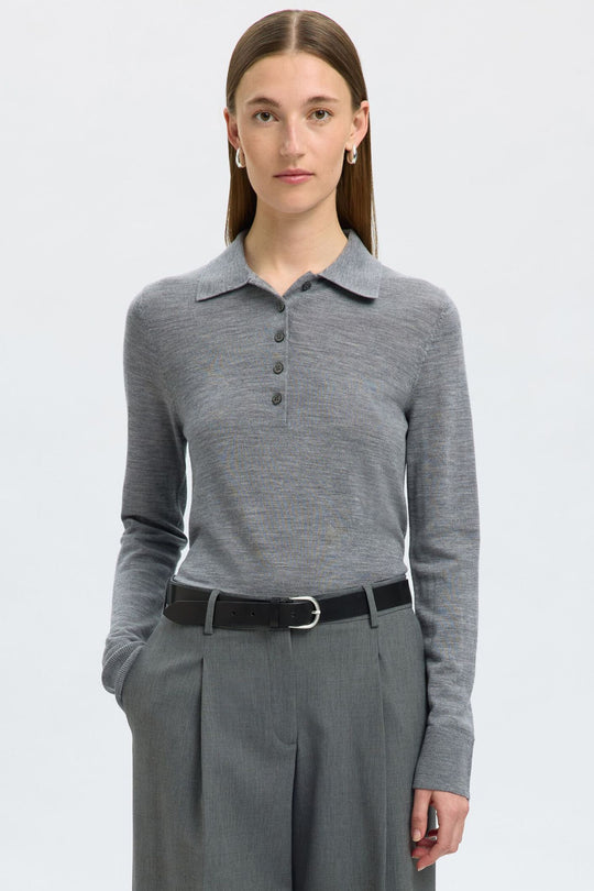 Selected Femme Thea LS Knit Merino Collar Neck i medium grey melange – striktrøje i merinould med oversized polokrave, kort knapstolpe og lange ærmer.
