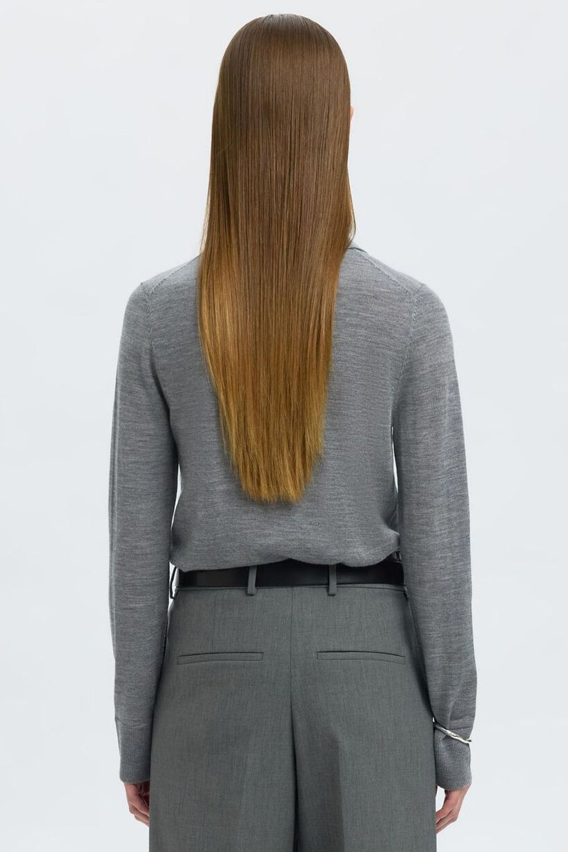 Selected Femme Thea LS Knit Merino Collar Neck i medium grey melange – striktrøje i merinould med oversized polokrave, kort knapstolpe og lange ærmer.
