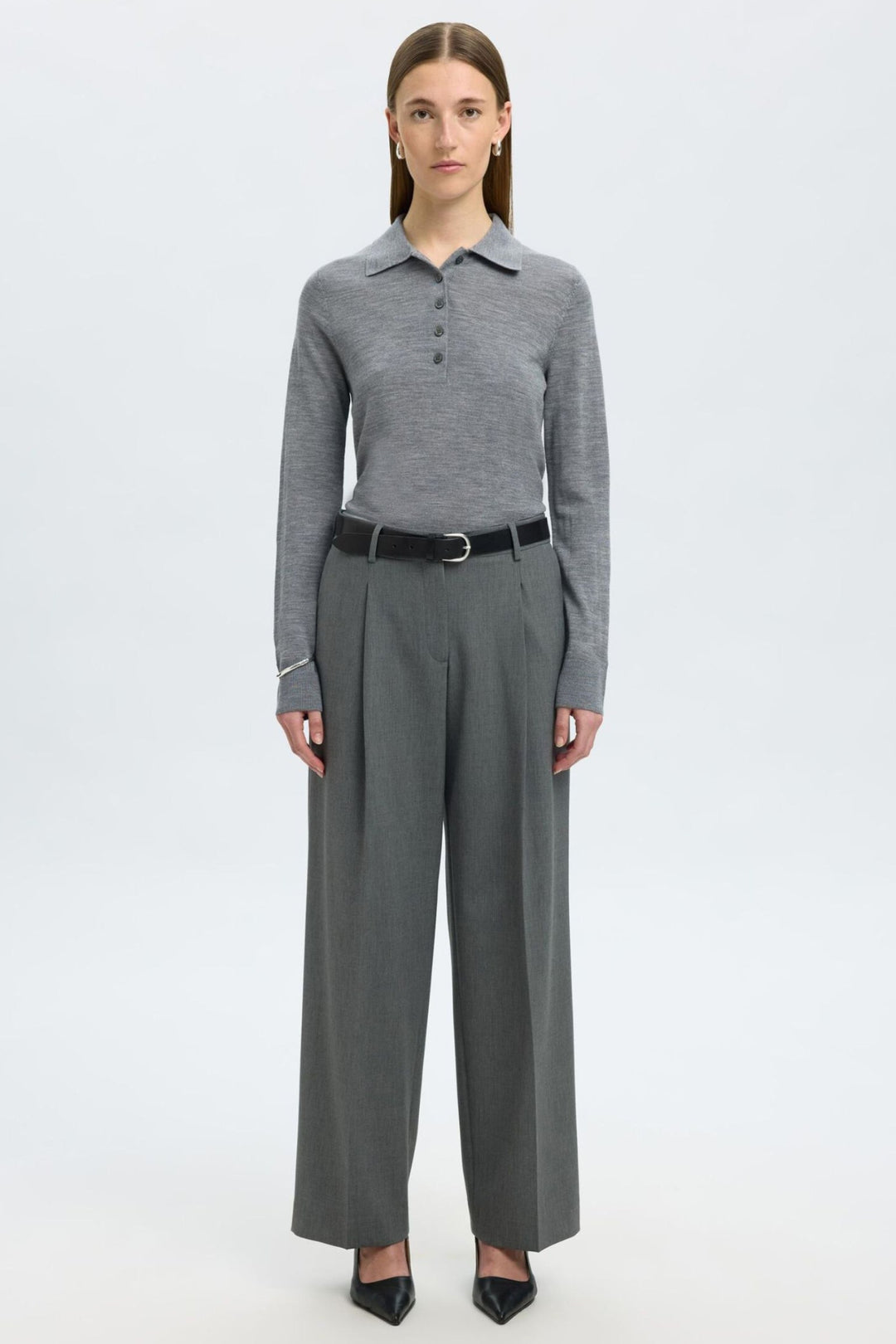 Selected Femme Thea LS Knit Merino Collar Neck i medium grey melange – striktrøje i merinould med oversized polokrave, kort knapstolpe og lange ærmer.
