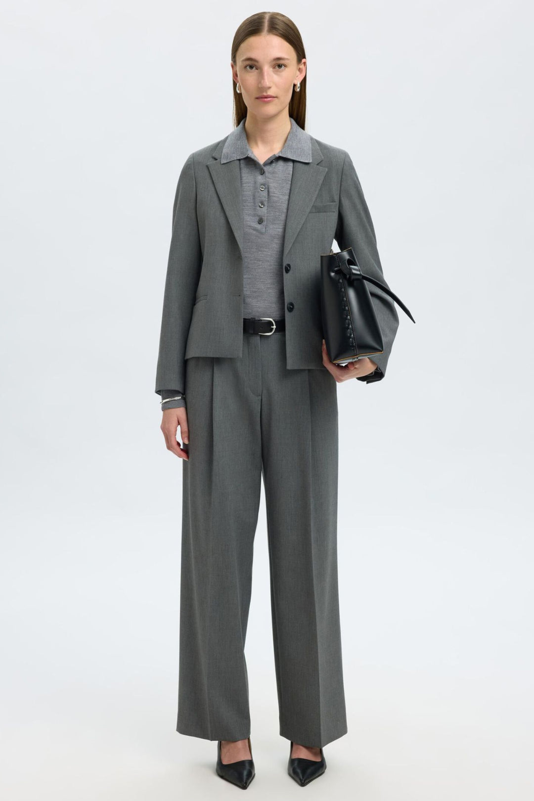 Selected Femme Thea LS Knit Merino Collar Neck i medium grey melange – striktrøje i merinould med oversized polokrave, kort knapstolpe og lange ærmer.
