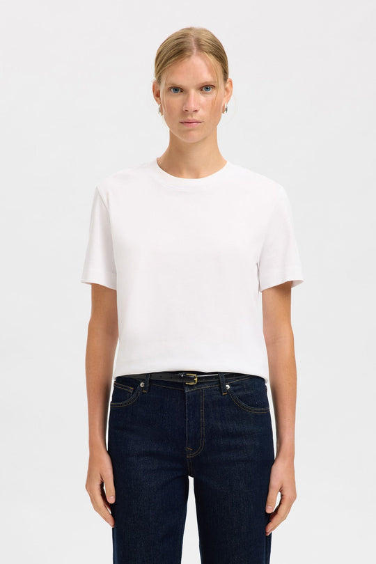 Selected Femme Fiona Leather Belt i sort med afrundet spænde og smal pasform i 100% okselæder.
