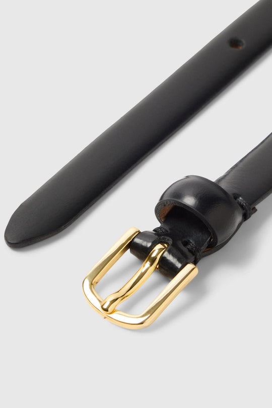 Selected Femme Fiona Leather Belt i sort med afrundet spænde og smal pasform i 100% okselæder.
