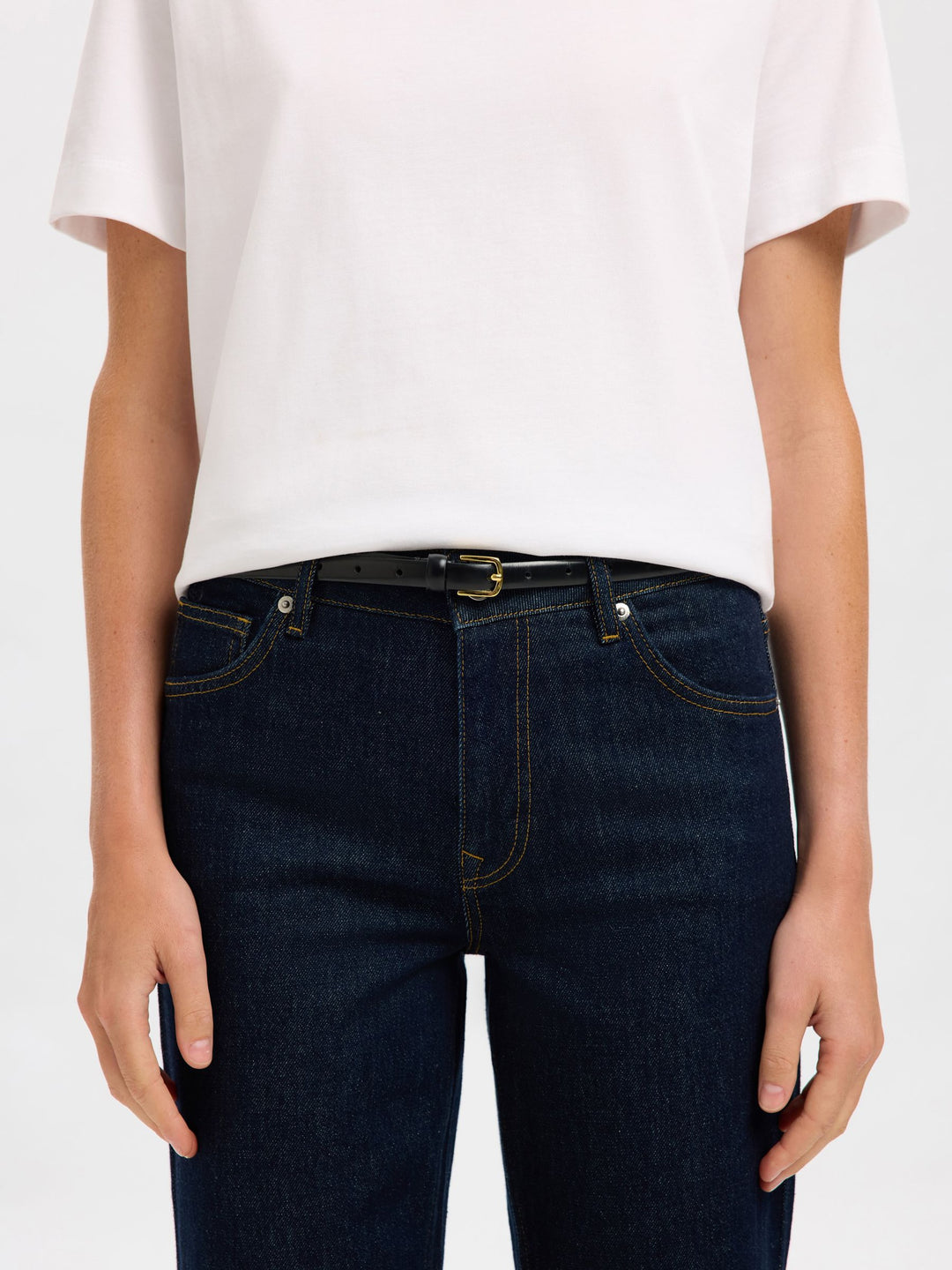 Selected Femme Fiona Leather Belt i sort med afrundet spænde og smal pasform i 100% okselæder.
