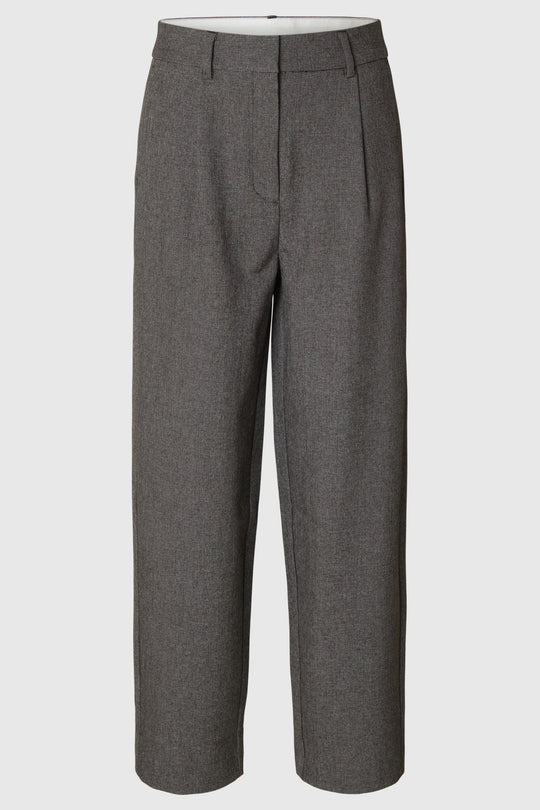 Selected Femme Barrel Alma HW Pant i sort med barrel fit, høj talje, plissering og sidelommer i bæredygtig materialeblanding.
